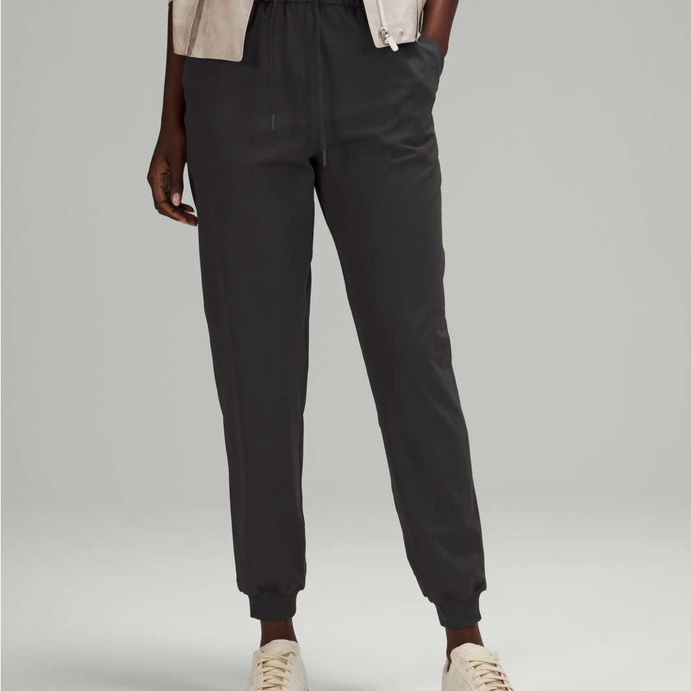 EUC Lululemon Stretch Luxtreme High-Rise Jogger size 6 graphite grey